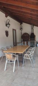SumbillaGURE-LUR casa rural的一张木桌和椅子