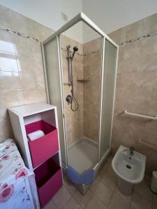 TorricellaLa casa di Anna的带淋浴、卫生间和盥洗盆的浴室