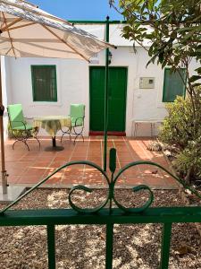 埃尔乔罗阿尼塔 - 拉阿尔蒙纳芝卡木屋的庭院配有桌椅和遮阳伞。