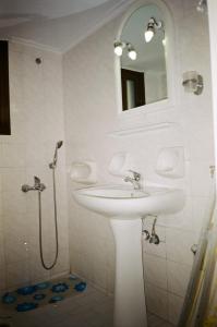 普拉塔尼亚斯约翰公寓的浴室配有盥洗盆和带镜子的淋浴