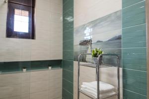 锡比乌Vila Helena的浴室内配有毛巾架和淋浴
