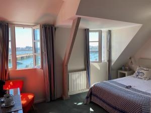 罗斯科夫切斯珍妮中心酒店的一间卧室设有一张床和两个窗户。