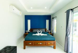 班邦宝Coco Sea Bangpo Resort的一间卧室配有带带肋条的床