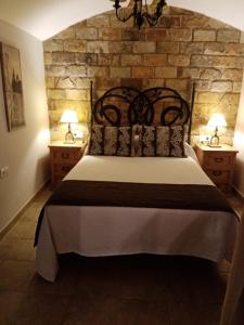 瓜迪克斯Casa Cueva Soledad的一间卧室配有一张带2个床头柜的大床