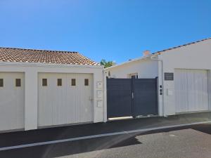 沙特拉永普拉日Appartement Aix (1 à 2 personnes)的停车场内两个带门的车库