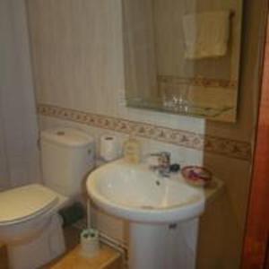 卡韦松·德·拉·萨尔加德斯旅馆的一间带水槽、卫生间和镜子的浴室