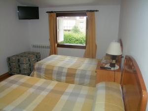 卡韦松·德·拉·萨尔加德斯旅馆的客房设有两张床和窗户。