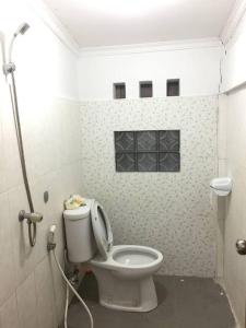 班达亚齐Banda Aceh Batoh Homestay - private - fits up to 10 persons的浴室配有白色卫生间和淋浴。
