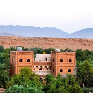 廷吉尔kasbah amlal的树中间的大砖砌建筑