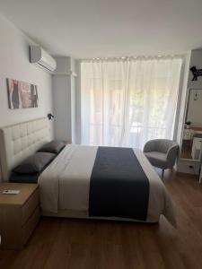 马拉加Luxury Estudio Malaga Centro的一间卧室设有一张大床和一个窗户。
