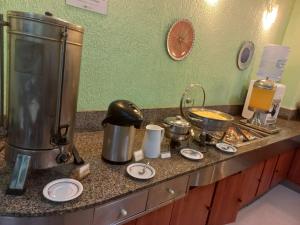 里约热内卢伊塔茹巴酒店的厨房柜台配有咖啡壶和餐具。