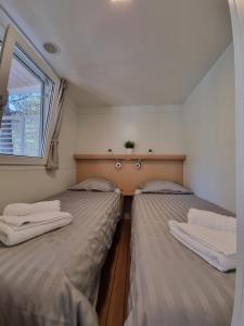 耶泽拉Premium Mobile Home ZEN SPOT 277的小型客房 - 带2张床和窗户