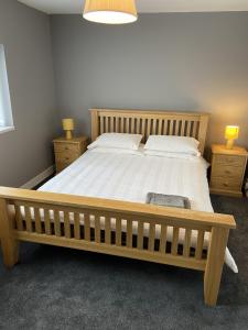 谢菲尔德Sheffield spa view 2 bed house free parking的一间卧室配有一张带2个床头柜的大床