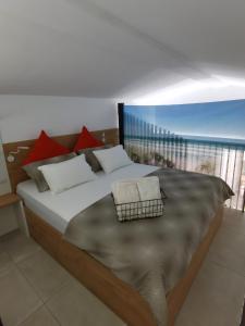 卡瓦拉Alfa Studio的一间卧室设有一张床,享有海景