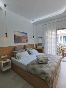 卡瓦拉Alfa Studio的一间卧室设有一张大床和一个窗户。