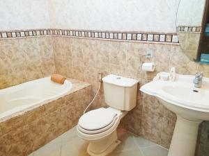 茂物博果尔旅舍的浴室配有卫生间、盥洗盆和浴缸。