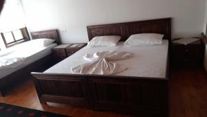 培拉特Villa Athina in Berat Castle - Since 1741的一间卧室配有一张带白色床单的大床
