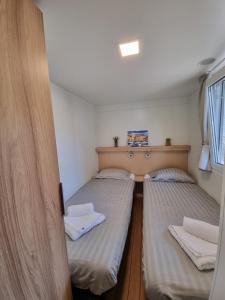 耶泽拉Premium Mobile Home ZEN SPOT 279的小型客房 - 带2张床和窗户