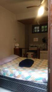 阿布拉奥Mi Casa Su Casa Lofts的一张大床,上面有蓝色的枕头