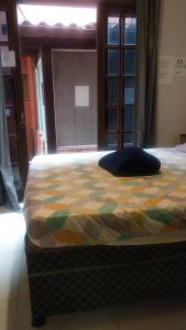 阿布拉奥Mi Casa Su Casa Lofts的一张带五颜六色的被子的床