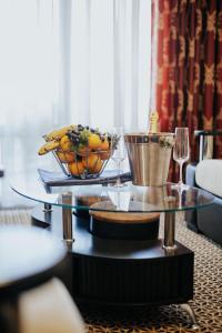 乌尔齐尼狮子酒店的一张桌子,上面放着一碗水果和酒杯