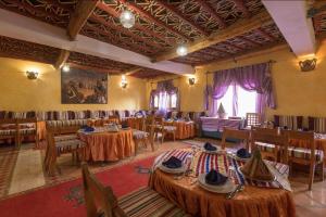 廷吉尔Hotel Kasbah Lamrani的用餐室配有桌椅
