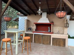 乐托卡亚ZeusPlace Olympus Olive Country House 2的一个带炉灶和凳子的户外厨房
