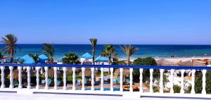迈来亚Hotel de charme et SPA Dar El Bhar的从度假村的阳台上可欣赏到海滩景色