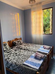高尼奥Holiday Home in Gonio的一间卧室配有两张带毛巾的床
