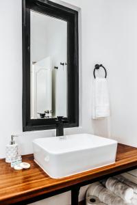 利马WasiPai Boutique Hotel的浴室设有白色水槽和镜子