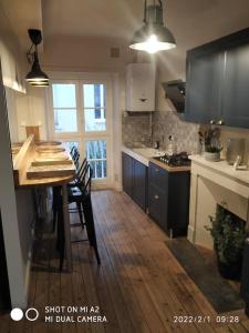 贝叶SAMANDINE HOME的厨房配有木桌和台面