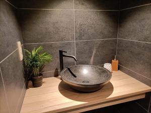 巴斯托涅Gîte 28 court的木台上带碗水槽的浴室