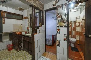 阿雷格里港Residentour的一间带水槽和卫生间的浴室