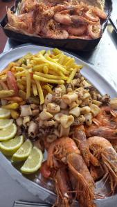 阿拉西奥米拉内西亚酒店 的海鲜和薯条的食品