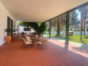 维拉弗兰卡·德尔·比尔Viña Femita的庭院配有桌椅和窗户。