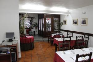 Alojamento Local Santa Cruz餐厅或其他用餐的地方