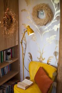 赫里福德The Queen Bee Cabin的房间里的一盏灯和一把黄椅