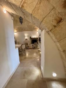 莫诺波利Vittorio Emanuele Charming Suites的客厅设有石墙和桌子