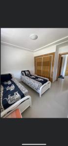 萨伊迪耶appartement vue sur mer saidia的配有两张床的客房内。