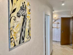 索非亚Orfey Apartment的挂在墙上的长颈鹿画