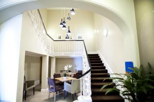 伊斯特布恩岸景酒店的楼梯,带饭厅和桌椅
