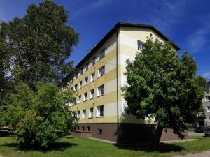 派尔努Kesklinna silla apartment的前面有棵树的建筑