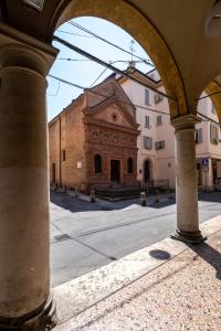 博洛尼亚Bologna Suite Centre City的街道中间有建筑的拱门
