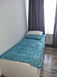 沃尔夫斯堡Maria Apartment的绿色被子的房间里一张床位
