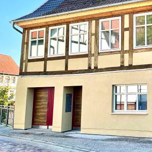 萨尔茨韦德尔stilvolle, zentrale Ferienwohnung Bocksbruecke mit Parkplatz的街上有红色门的房子