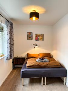 萨尔茨韦德尔stilvolle, zentrale Ferienwohnung Bocksbruecke mit Parkplatz的卧室配有一张床