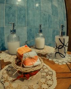 蒂诺加斯塔Raices Andinas的浴室提供2瓶肥皂和一篮奶酪