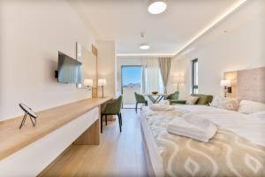 普罗马尼亚Aparthotel Remaneo的酒店客房带两张床和一个客厅