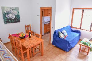 托雷夫兰卡TEPINSA · Alquiler de Apartamentos的客厅配有桌子和蓝椅