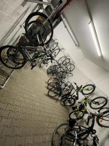 莱比锡Stilvolles Apartment in ruhiger Lage的一堆自行车放在一个房间里